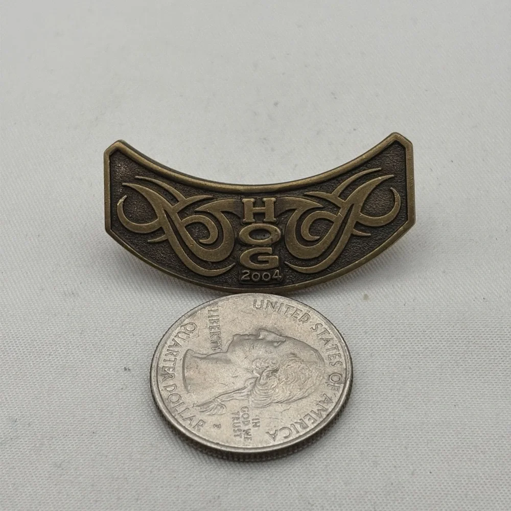 2004 Harley Owners Group Harley Davidson HOG Rocker Lapel Hat Pin Bronze Tone